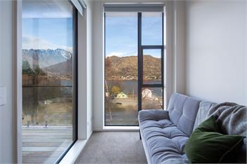 Stylish 2-BR Home, Scenic Balcony, Key Amenities - Queenstown