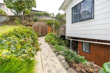 Comfy Raglan Base — Walk to Beach & Village - Roberts St - Family home (Upstairs) - Raglan
