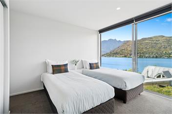 Elegant Lakeview Escape at Battery Hill - Queenstown