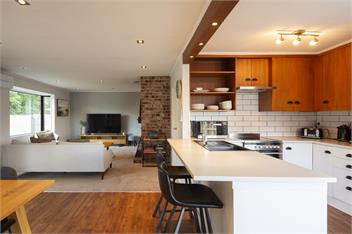 Sunshine Bay Stay | Lake Views & Cosy Fireplace - 