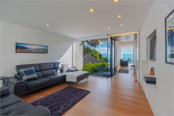 Beachfront Retreat - Architectural & Ocean Views -