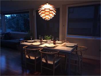 Entertainers delight close to beach - Auckland