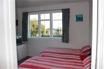 Light & Clean Family Friendly Beach Bach - Waverley, Taranaki