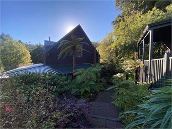 "Slice of Paradise"- Modern Colonial Styled holiday home - Akaroa