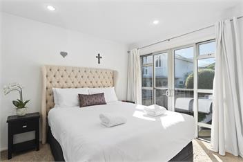 Ultimate Lakefront Location with Hot Tub - Taupo