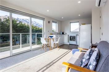 Modern, bright and warm in Lower Shotover, Queenstown - Queenstown