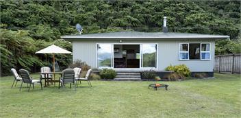 A Much‑Loved Lake Tarawera Family Bach and Jetty – Shared with the Right Guests - Rotorua