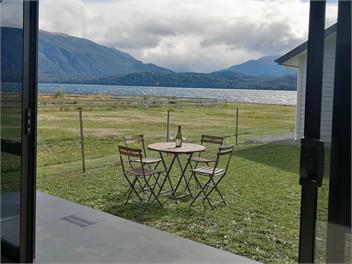 Whitestone Cottage - Te Anau Lakefront - Te Anau