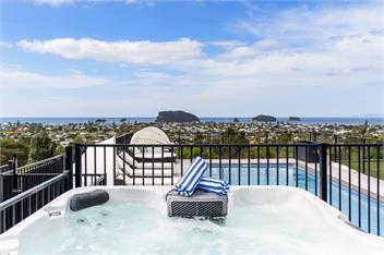 Beverley Hills Studio Apartment - Shared Pool & Spa Pool - Whangamata