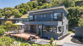 Kaiteriteri Beach House - Renovated & Steps from the Beach - Tasman