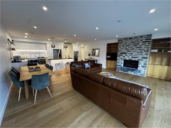 Central Wanaka Lakeview Luxury Apartment - Wanaka