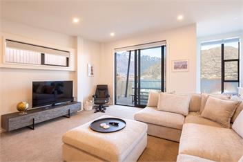 Stylish 2-BR Home, Scenic Balcony, Key Amenities - Queenstown