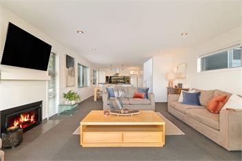Lake Views on De La Mare Place, 3 BDR, Free Wi-Fi - Queenstown