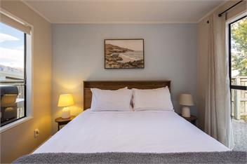 Sunshine Bay Stay | Lake Views & Cosy Fireplace - 