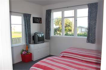 Light & Clean Family Friendly Beach Bach - Waverley, Taranaki