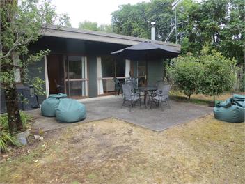 Cute Retro Kiwi Bach (MossBros) - Taupo