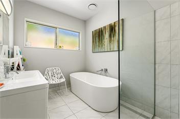 Lakeside Luxury (Bachcare) - Wanaka