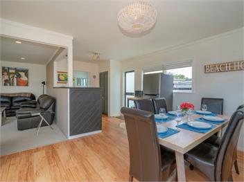 Beach House on Hetherington (Bachcare) - Whangamata
