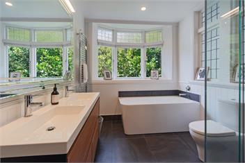 Camellia House: Elevator Access, Swimming, and Spa Pools in a Stunning Setting - Nelson