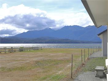 Whitestone Cottage - Te Anau Lakefront - Te Anau