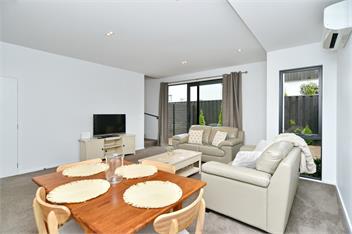 City Townhouse - 2BR Comfort, Private & Parking - Christchurch