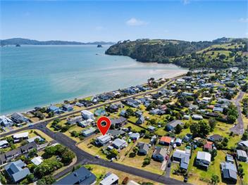 The Summer Bach at Cooks Beach - Whitianga