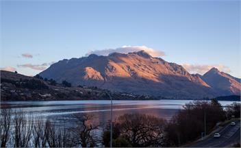 Stylish 2-BR Home, Scenic Balcony, Key Amenities - Queenstown