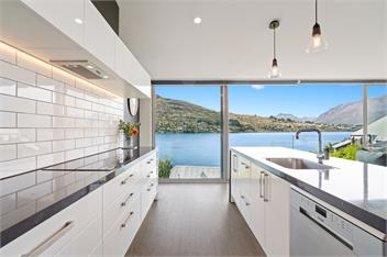 Elegant Lakeview Escape at Battery Hill - Queenstown