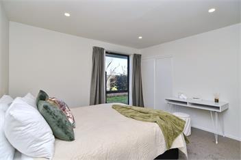 Russley home near the airport, single level with parking - 
