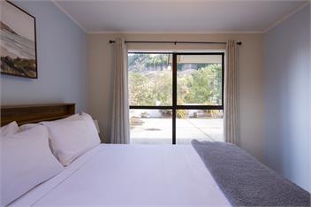 Sunshine Bay Stay | Lake Views & Cosy Fireplace - 