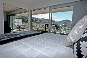 Waterfront Luxury Three Bedroom Quay Apartment - Picton