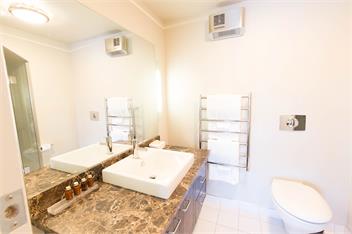 Alpine Village - Lake Edge Apartment B - Queenstown