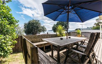 ONETANGI WATERFRONT BACH - Waiheke Island