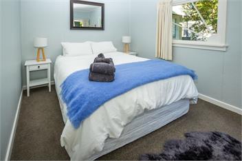 Hop, Skip and Jump to the Lake (Bachcare) - Te Anau