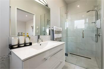 Lakeside Luxury (Bachcare) - Wanaka
