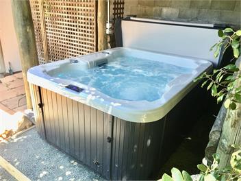 Hilltop Getaway - Views and Spa Pool - Nelson