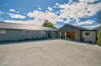 Modern, bright and warm in Lower Shotover, Queenstown - Queenstown