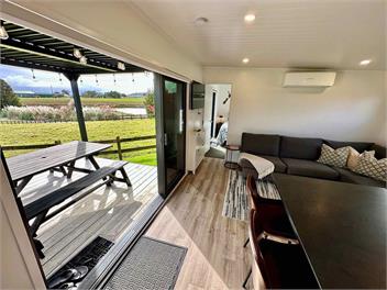 Spacious 2 Bedroom Tiny Home with Farm Views - Auckland