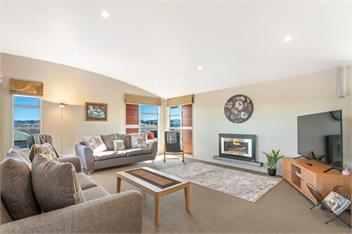 View From the Top - Spa Pool, Close to Town, Lake and Mountain Views! - Taupo