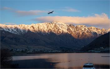 Queenstown Lakefront – 3BR Apt, Balcony & Parking - Queenstown