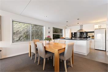 Lake Views on De La Mare Place, 3 BDR, Free Wi-Fi - Queenstown