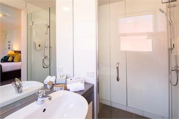 QT Studio Stay | Lakeside Location, Wi-Fi, Parking - Queenstown