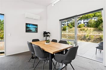 Elegant Lakeview Escape at Battery Hill - Queenstown