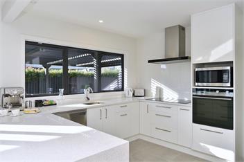 Russley home near the airport, single level with parking - 