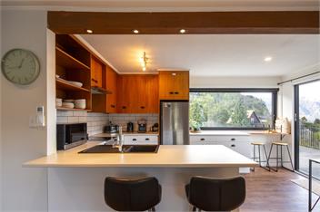 Sunshine Bay Stay | Lake Views & Cosy Fireplace - 