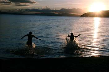Lakefront , mountain views Holiday Bach - Taupo