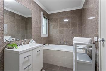 Spacious house near Melb Airport, Sleeps 12  - Melbourne