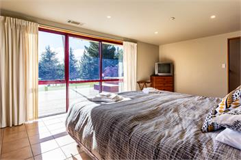 Cornish Point Holiday Home - Cromwell