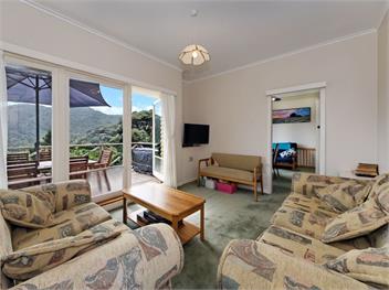 Surfer's Sunshine Cottage (Bachcare) - Piha