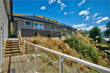 Modern, bright and warm in Lower Shotover, Queenstown - Queenstown